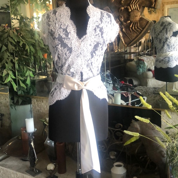 Gorgeous lace form fitted blouse with bow belt 8 - Picture 3 of 10